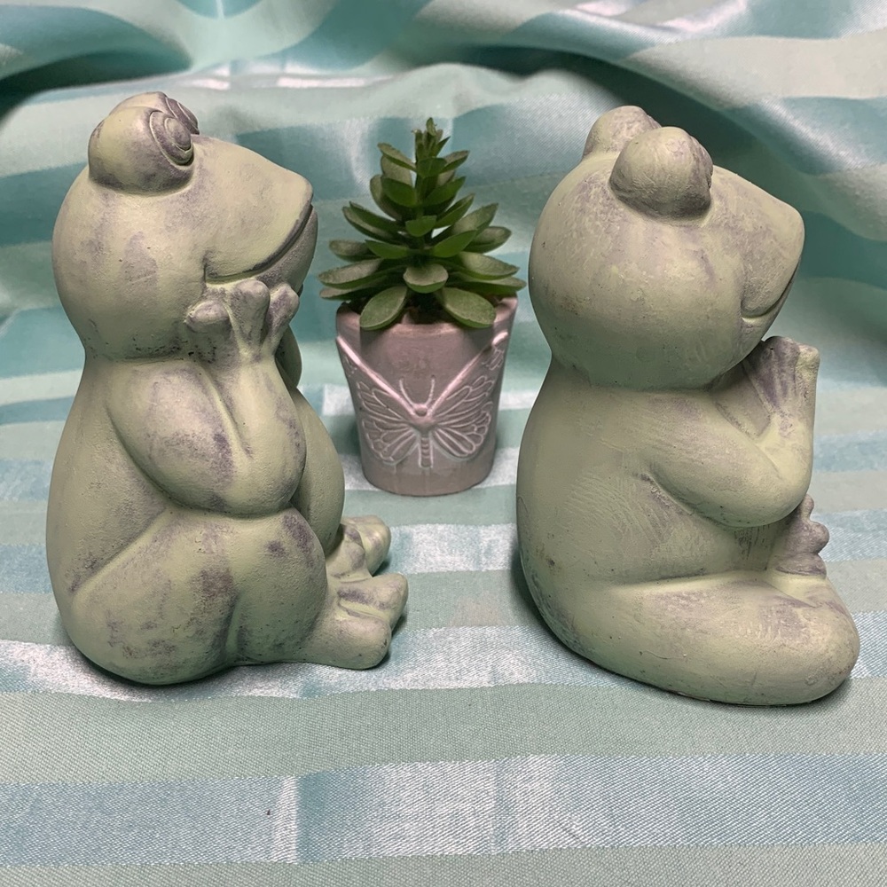 2 Green Garden Frog Figurines Painted Cement - Picture 7 of 9